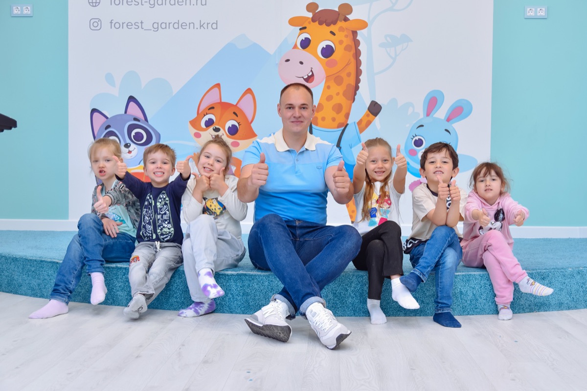 Дети в частном детском саду Forest-Garden на Автолюбителей